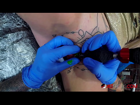 ❤️ Ekstrèmman tatoue hottie Sully Savage te fè yon tatoo sou klitoris li ️❌ Slope nan pònografi ht.novoporn.ru ️❤